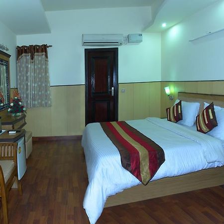 Hotel Karat 87 Inn Ню Делхи Екстериор снимка
