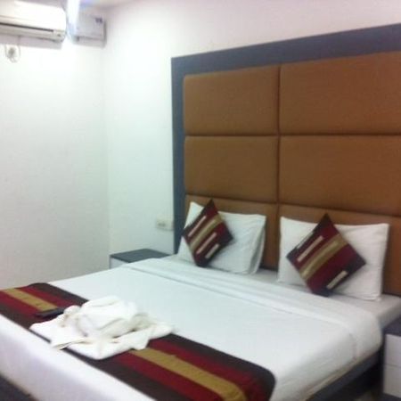 Hotel Karat 87 Inn Ню Делхи Екстериор снимка