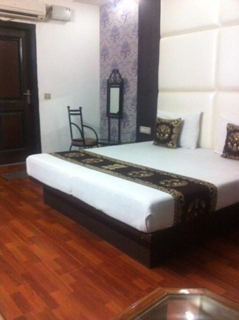 Hotel Karat 87 Inn Ню Делхи Екстериор снимка