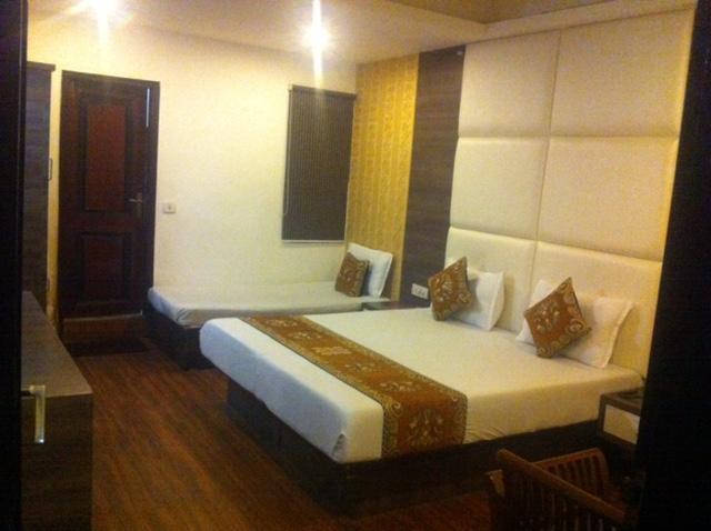 Hotel Karat 87 Inn Ню Делхи Екстериор снимка