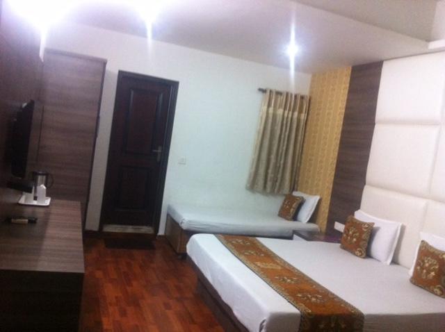 Hotel Karat 87 Inn Ню Делхи Екстериор снимка