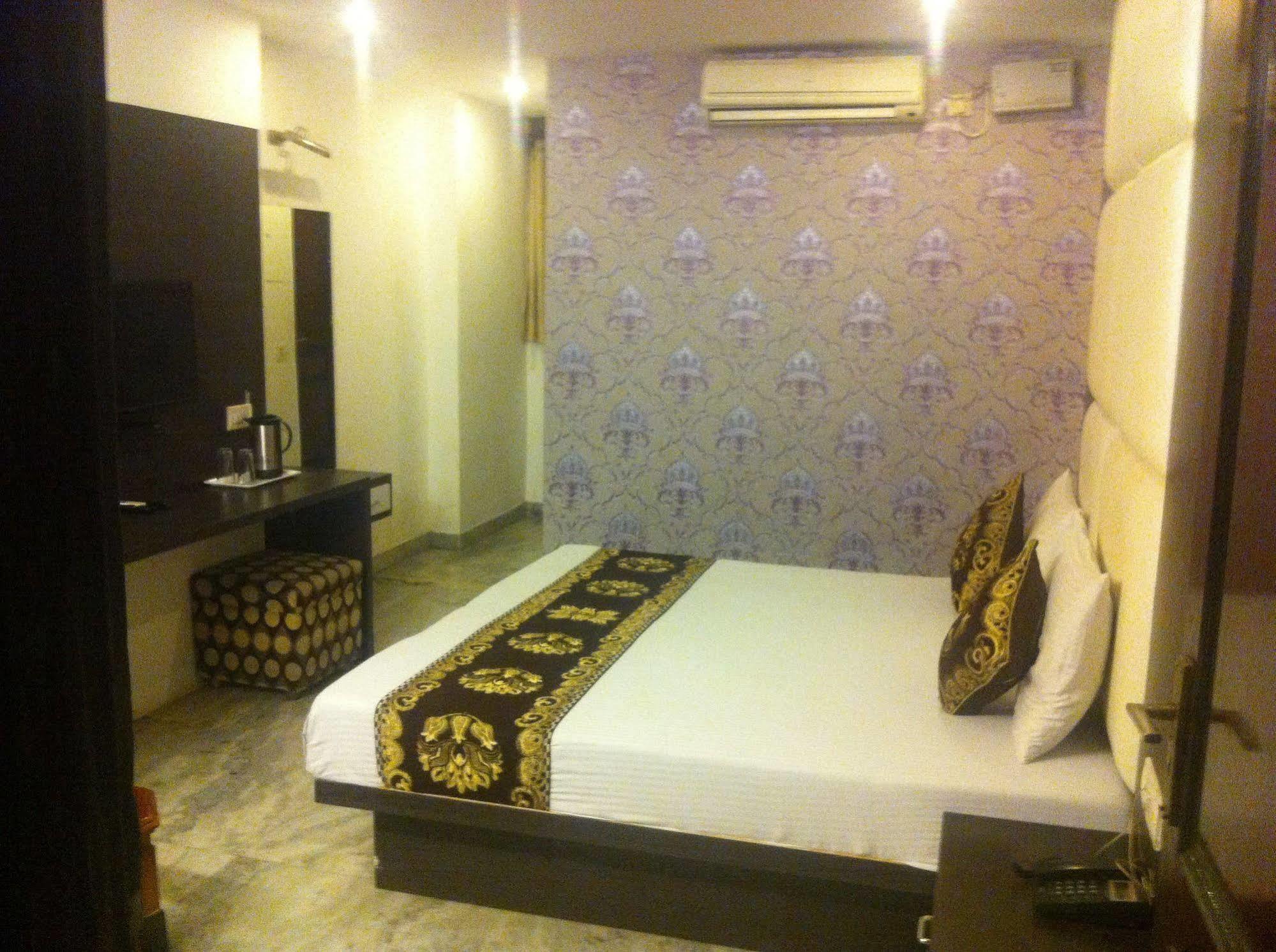 Hotel Karat 87 Inn Ню Делхи Екстериор снимка