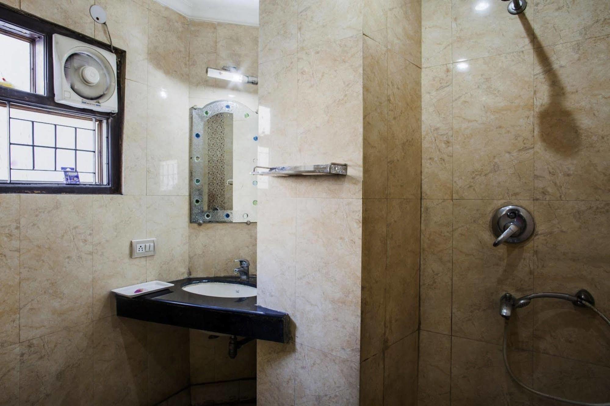 Hotel Karat 87 Inn Ню Делхи Екстериор снимка