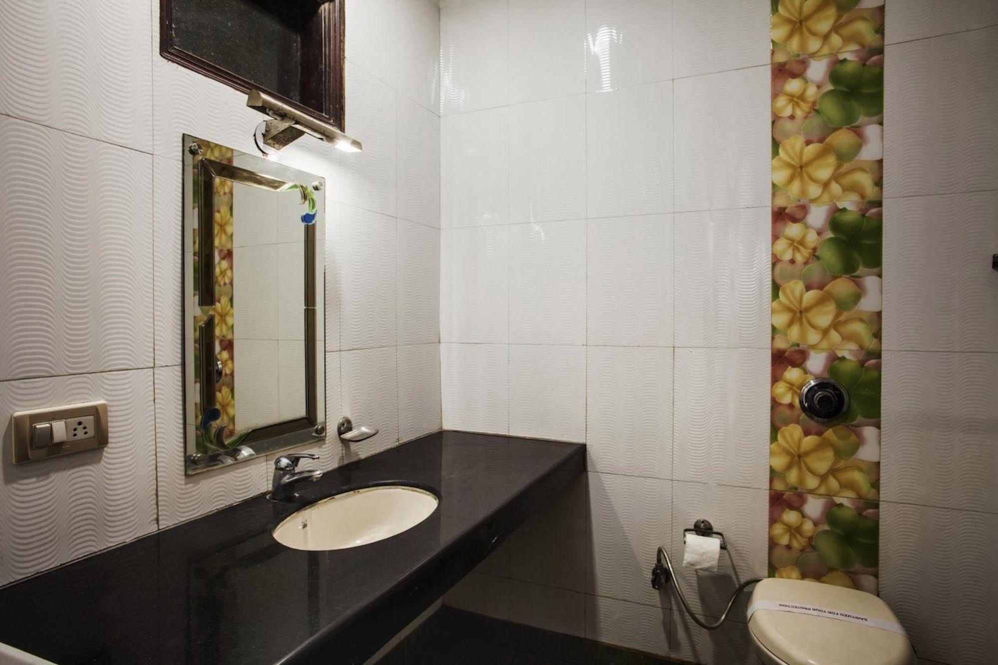 Hotel Karat 87 Inn Ню Делхи Екстериор снимка