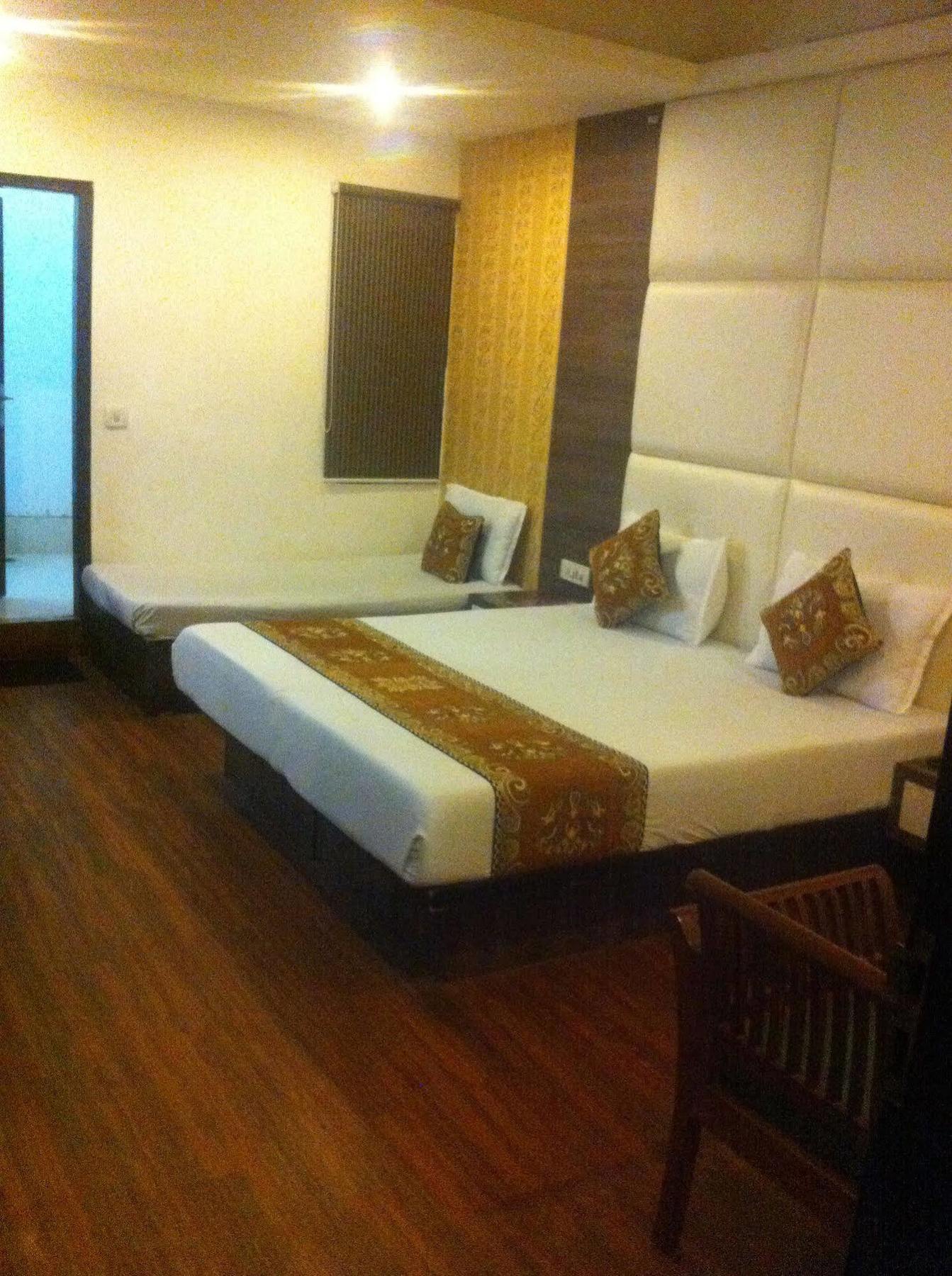 Hotel Karat 87 Inn Ню Делхи Екстериор снимка