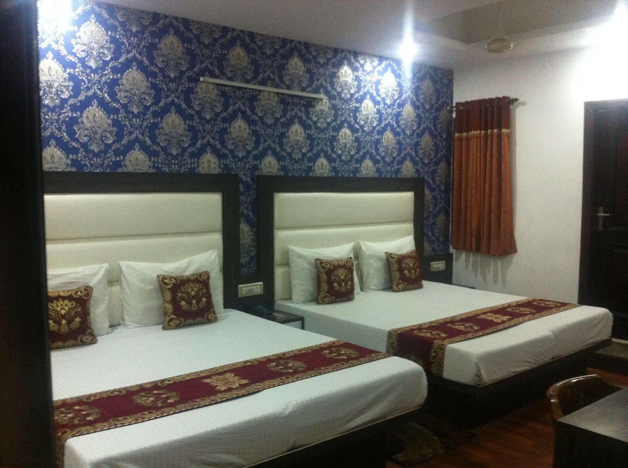 Hotel Karat 87 Inn Ню Делхи Екстериор снимка