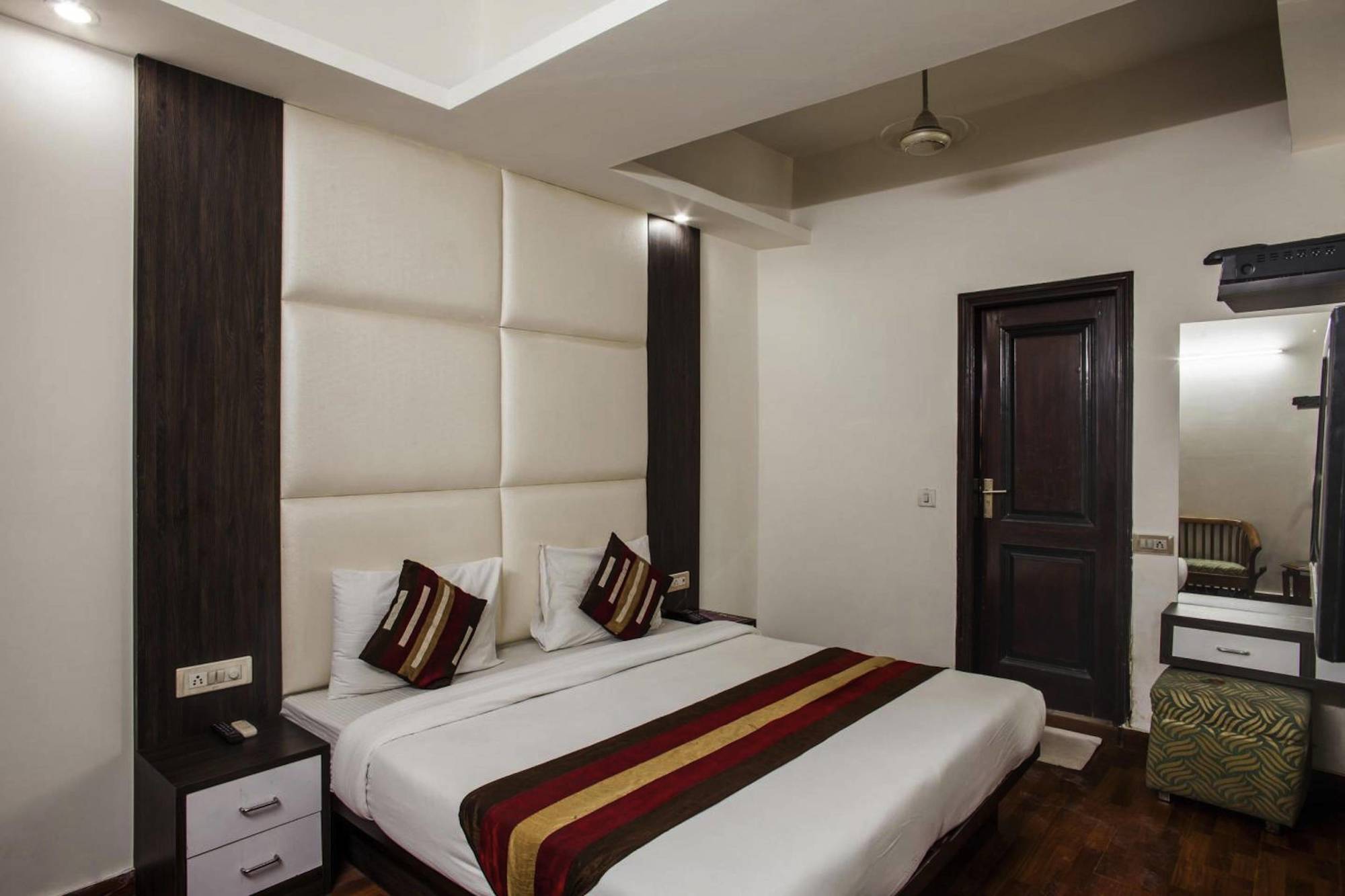 Hotel Karat 87 Inn Ню Делхи Екстериор снимка
