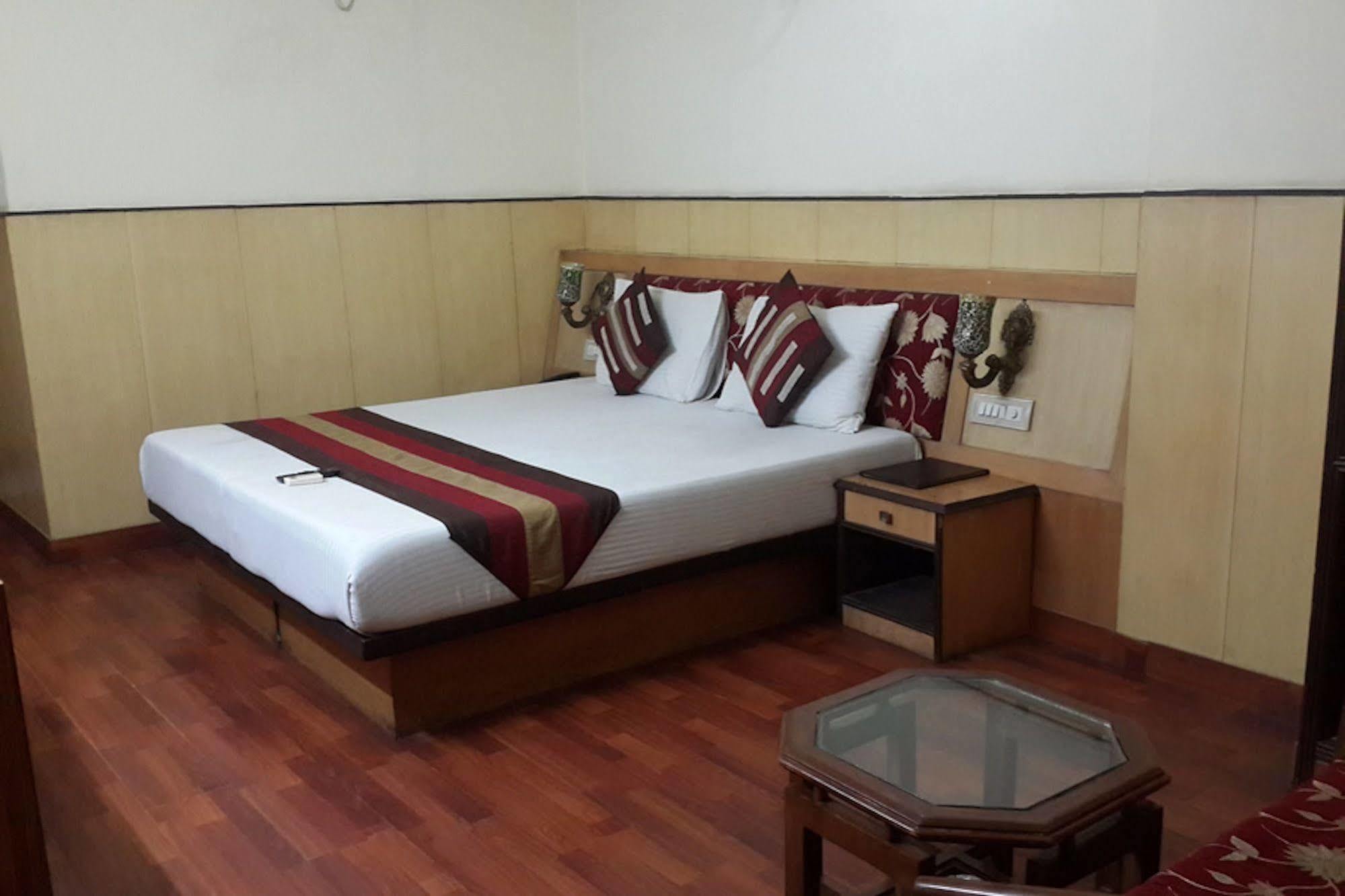 Hotel Karat 87 Inn Ню Делхи Екстериор снимка