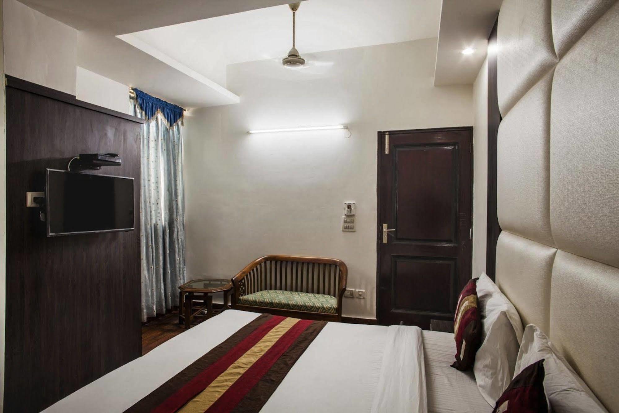Hotel Karat 87 Inn Ню Делхи Екстериор снимка