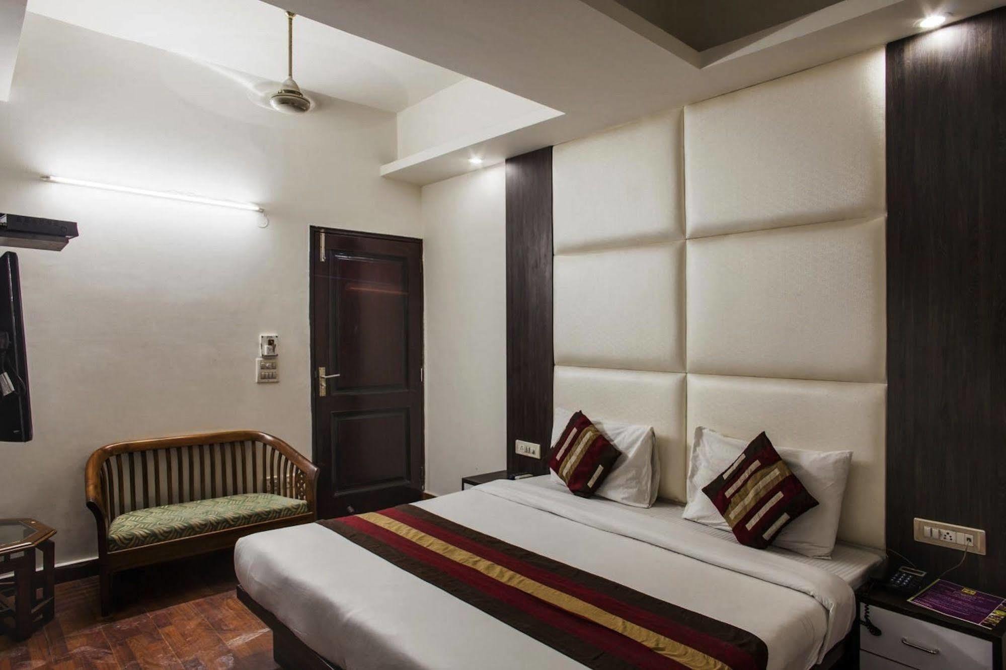 Hotel Karat 87 Inn Ню Делхи Екстериор снимка