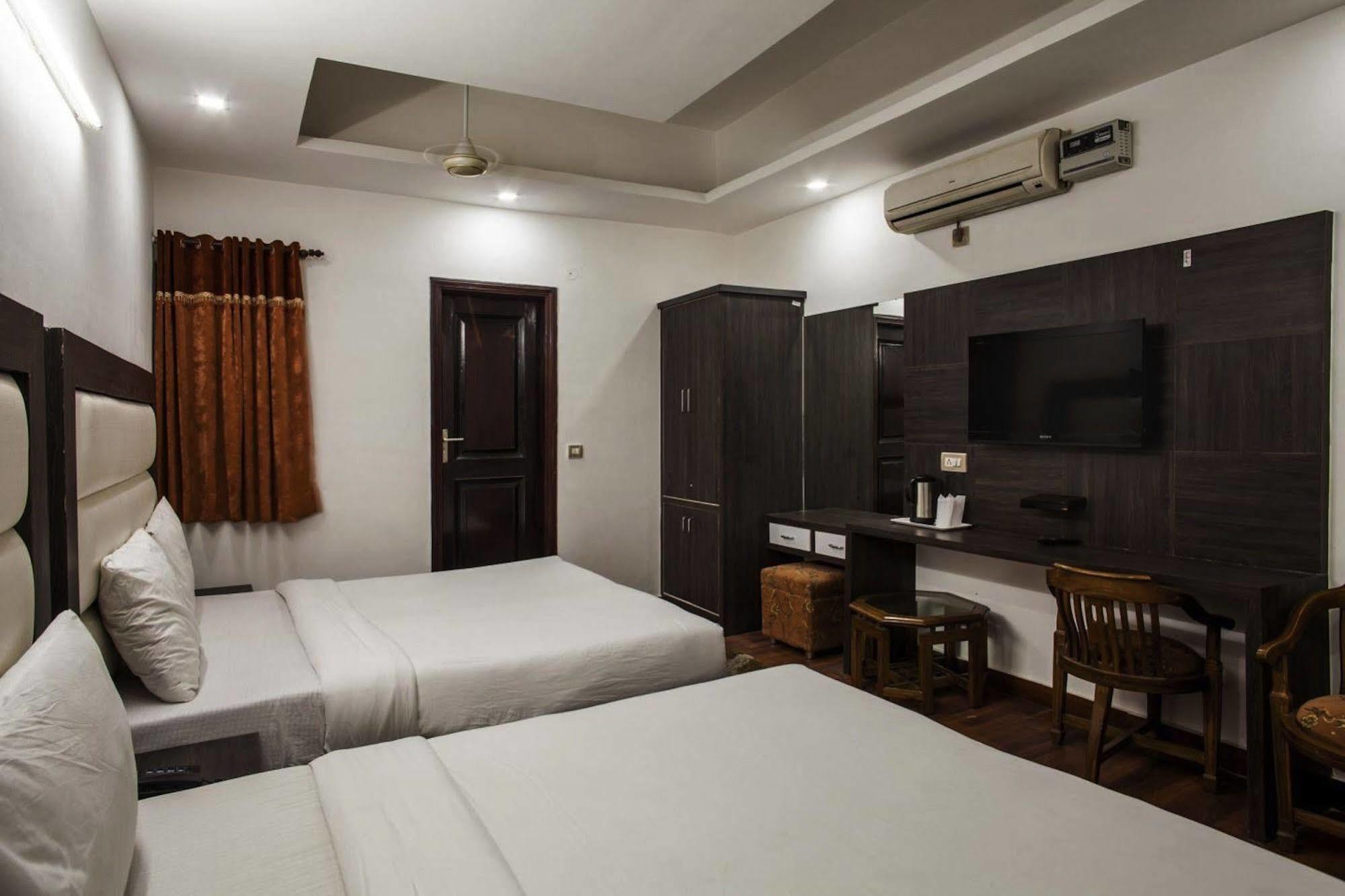 Hotel Karat 87 Inn Ню Делхи Екстериор снимка