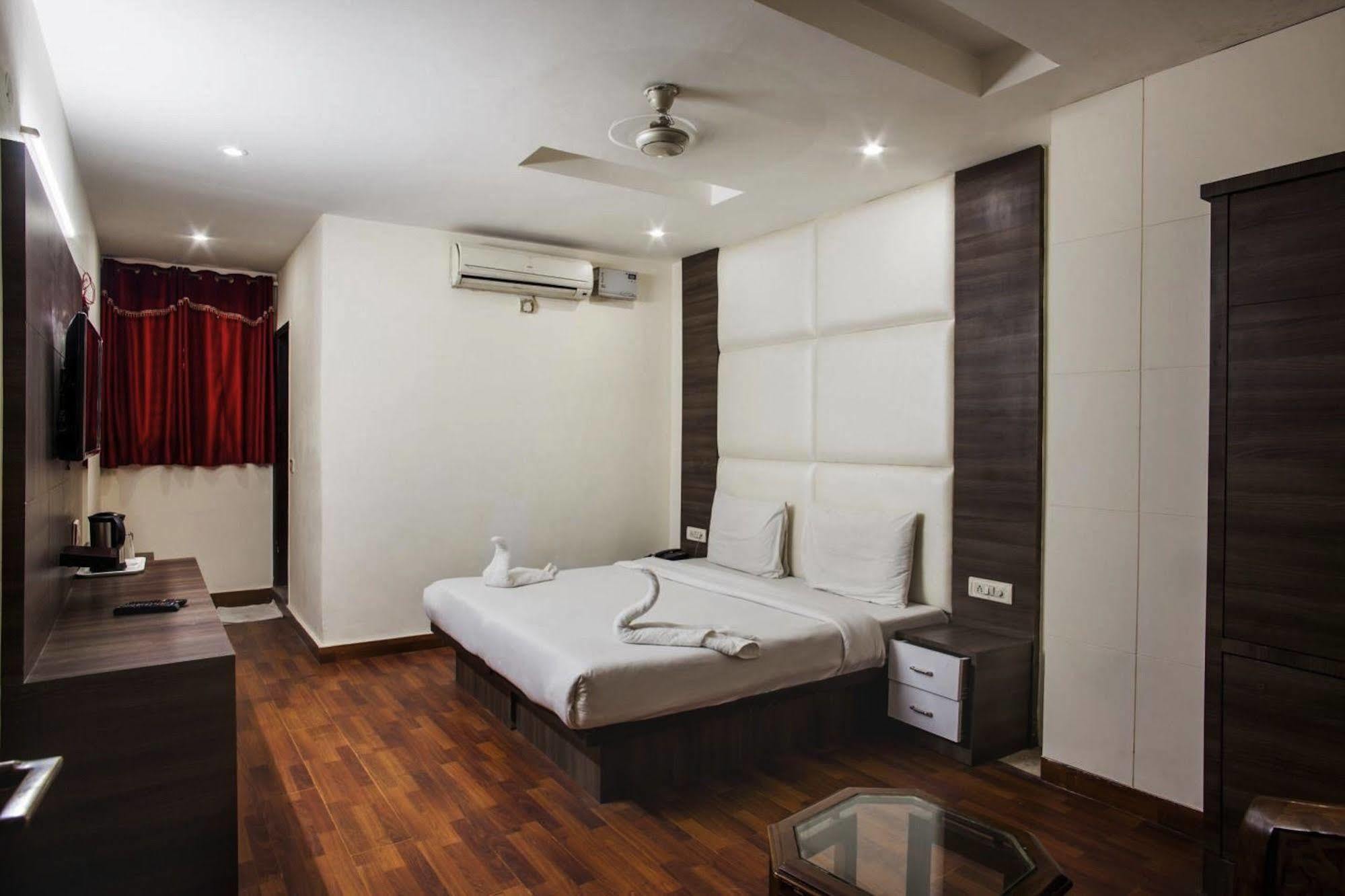 Hotel Karat 87 Inn Ню Делхи Екстериор снимка