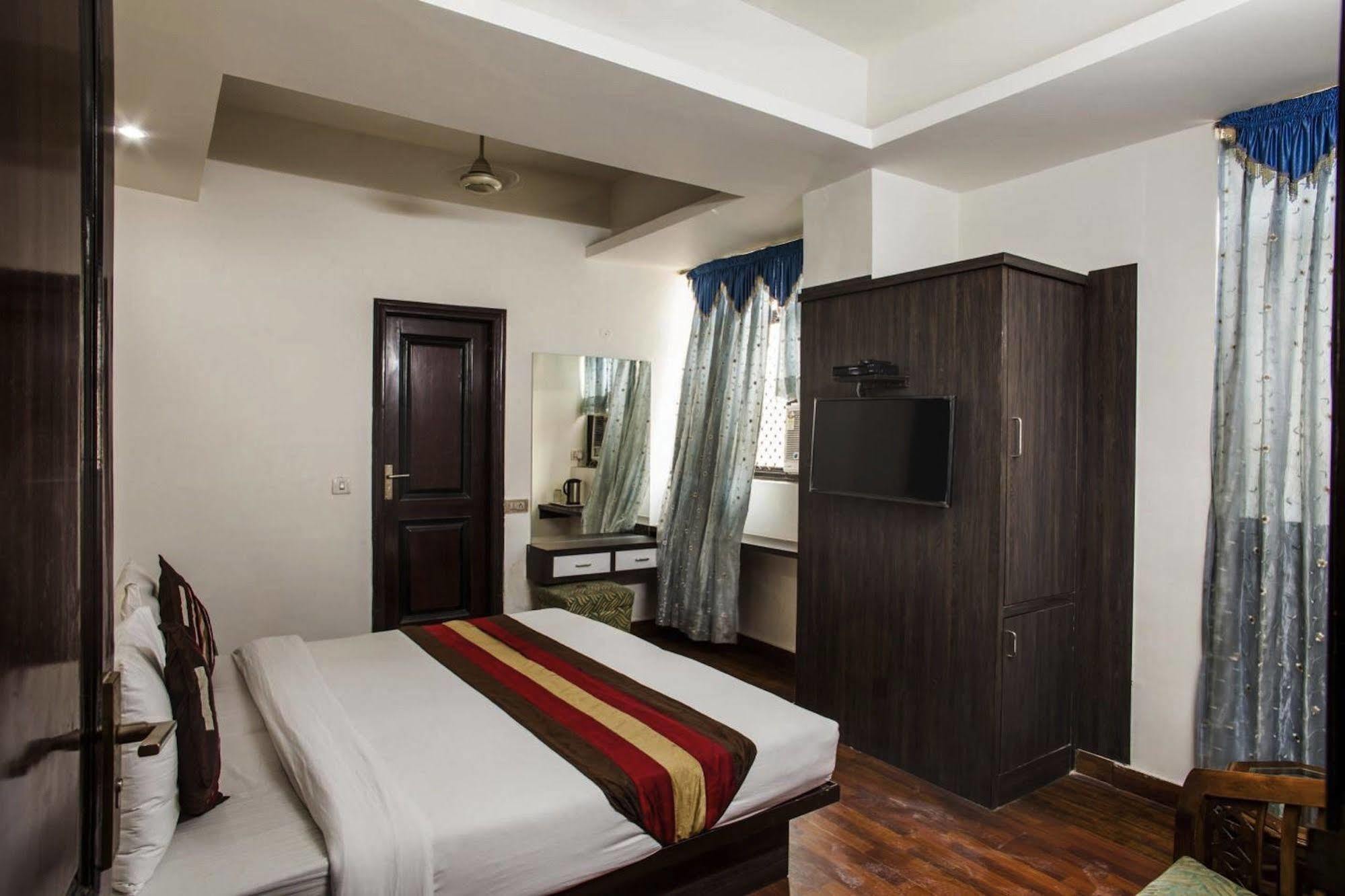 Hotel Karat 87 Inn Ню Делхи Екстериор снимка