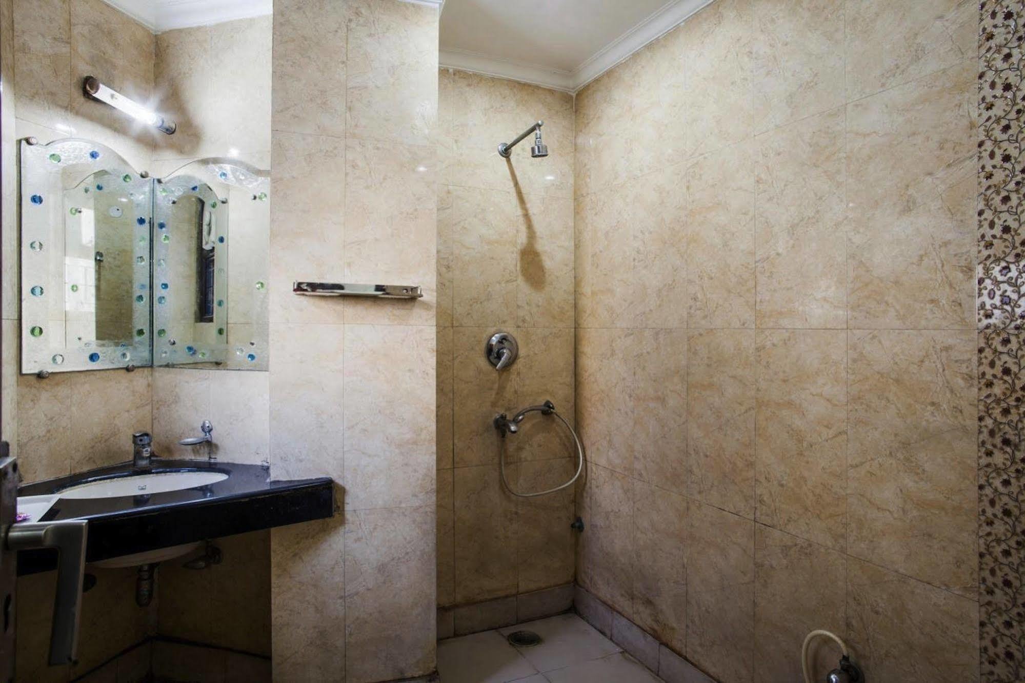 Hotel Karat 87 Inn Ню Делхи Екстериор снимка