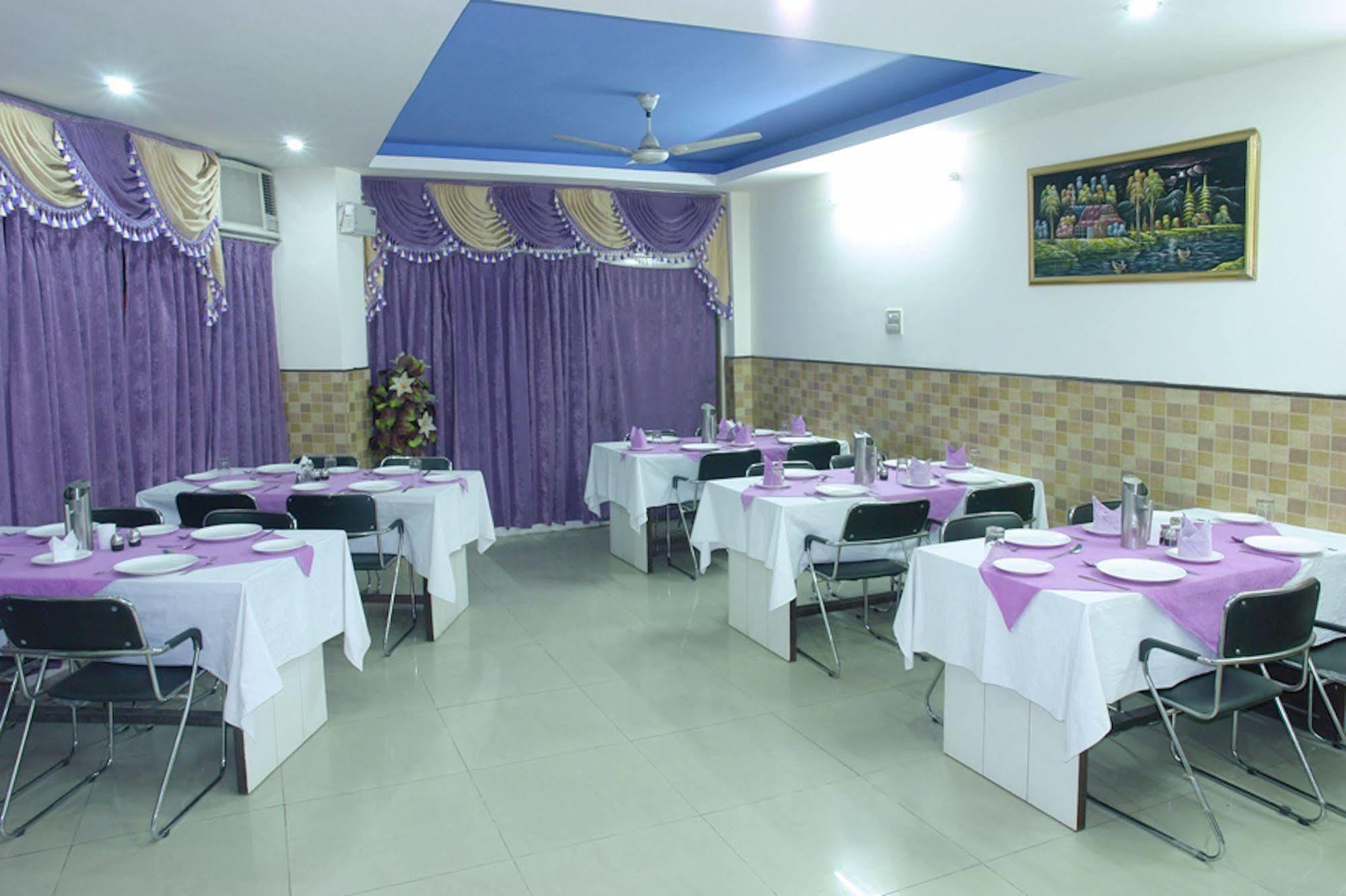 Hotel Karat 87 Inn Ню Делхи Екстериор снимка